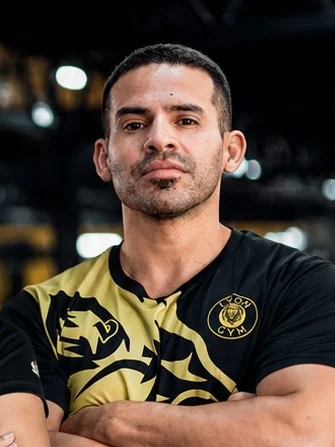 Profe Derliz de Lyon Gym con la remera del gimnasio
